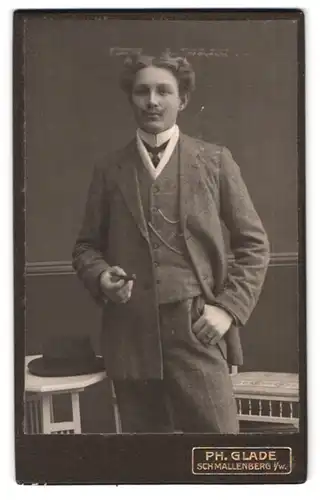 Fotografie Ph. Glade, Schmallenberg i. W., Portrait junger Mann mit lockigem Haar und Zigarre in der Hand