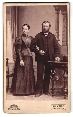 Fotografie August Wilcke, Innsbruck, Rudolfstr. 3, Portrait eines elegant gekleideten Paares
