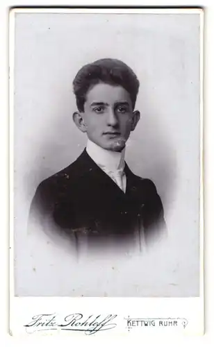 Fotografie Fritz Rohleff, Kettwig / Ruhr, Portrait dunkelhaariger junger Mann im eleganten Jackett