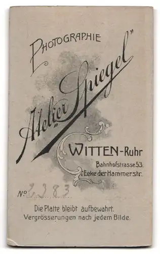 Fotografie Atelier Spiegel, Witten / Ruhr, Bahnhofstr. 53, Portrait charmanter junger Mann im karierten Jackett