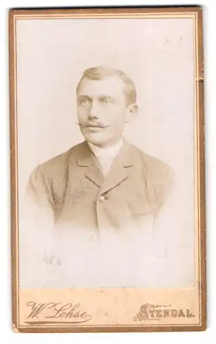 Fotografie W. Lohse, Stendal, Breite Str. 79, Portrait junger Mann mit Schnurrbart im Jackett