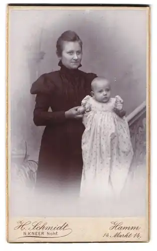 Fotografie H. Schmidt, Hamm, Markt 14, Portrait stolze hübsche Mutter mit Baby im Taufkleidchen