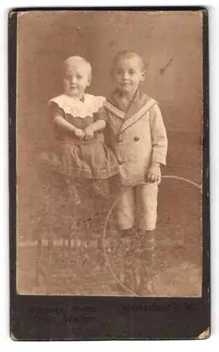Fotografie Dietr. Walter, Westerholt i. W., Portrait bildschönes Kinderpaar mit Reifen
