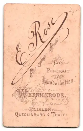 Fotografie E. Rose, Wernigerode, Portrait süsses Mädchen im Hochstuhl im Garten sitzend