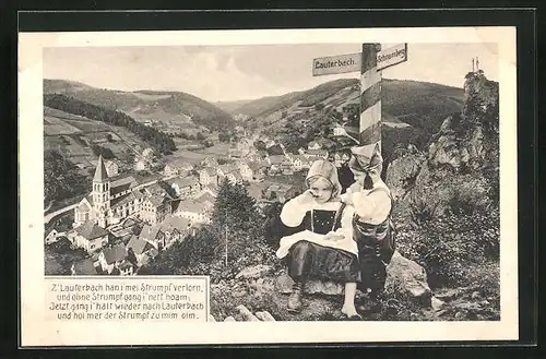 AK Lauterbach, Stadtansicht mit Kindern am Wegweiser