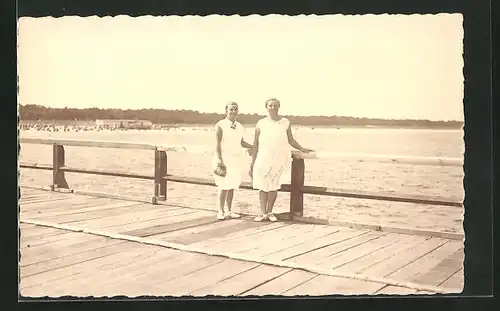 AK Zinnowitz, zwei Frauen stehen auf der Seebrücke