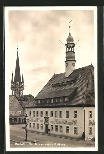 AK Neustadt i. Sa., erneuertes Rathaus und Eisenwarenhandlung