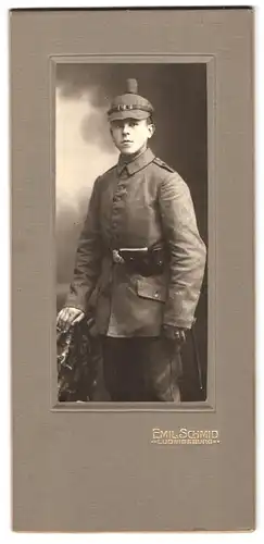 Fotografie Emil Schmid, Ludwigsburg, Artillerist in Uniform mit Pickelhauben-Überzug, Holster & Bajonett