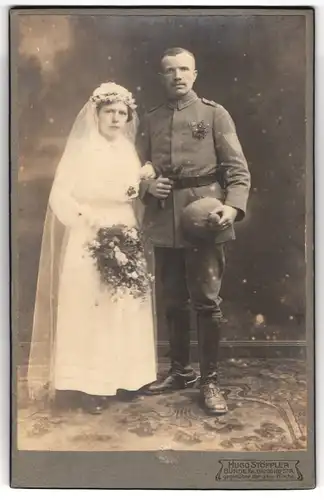 Fotografie Hugo Stöppler, Bünde i. W., Bahnhofstr., Artillerie-Uffz. in Uniform mit Pickelhauben-Überzug nebst Braut