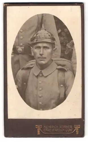 Fotografie Heinrich Wagner, Ehrenfriedersdorf, Chemnitzerstrasse, Portrait Soldat in Feldgrau mit Pickelhaube