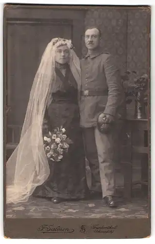 Fotografie F. Salmen, Frankenthal, Soldat in Feldgrau mit Pickelhaube nebst Hochzeitsbraut im dunkelen Kleid