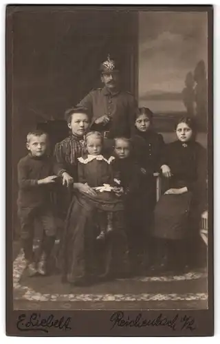 Fotografie E. Liebelt, Reichenbach, Soldat in Uniform mit Pickelhaube & Familie