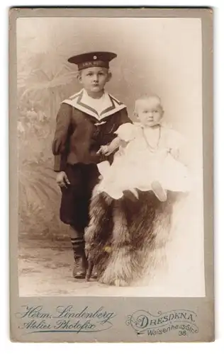 Fotografie Herm. Lindenberg, Dresden, Waisenhausstr. 38, Knabe in Marineuniform mit Mützenband S.M.S. Meteor