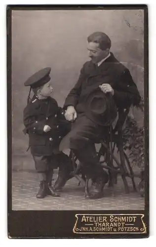 Fotografie Atelier Schmidt, Tharandt, Knabe in Marineuniform mit Mützenband S.M.S. Hohenzollern