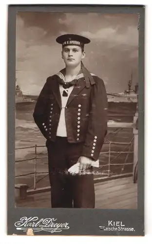 Fotografie Karl Dreyer, Kiel, Flämischestr. 22, Matrose in Uniform mit Mützenband S.M.S. Sperber