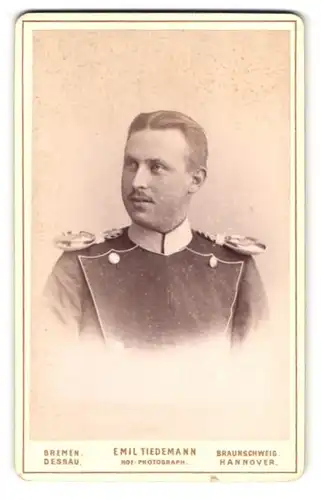 Fotografie Emil Tiedemann, Bremen, Richtweg 12, Portrait Kavallerist in Uniform mit Epauletten