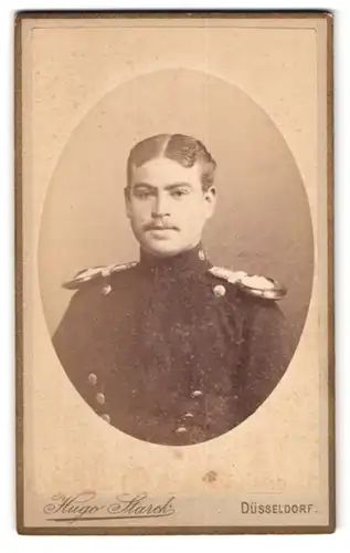 Fotografie Hugo Starck, Düsseldorf, Benratherstr. 10, Portrait Kavallerist in Uniform mit Epauletten
