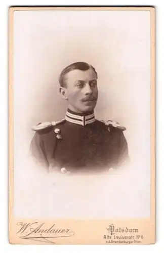 Fotografie W. Andauer, Potsdam, Alte Louisenstr. 6, Portrait Garde-Soldat in Uniform mit Epauletten