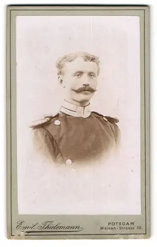 Fotografie Emil Thielemann, Potsdam, Waisenstr. 19, Garde Soldat in Uniform mit Epaulette3n