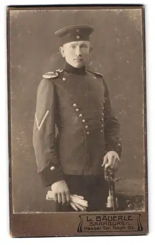 Fotografie L. Bäuerle, Saarburg i. L., Hesser Tor, Gefreiter in Uniform mit Epauletten & Krätzchen