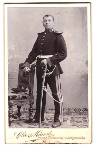 Fotografie Chr. Münch, Strassburg / Elsass, Königsbrücke, Kavallerist in Uniform mit Säbel & Epauletten