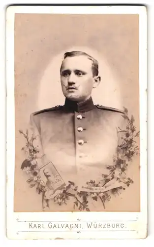 Fotografie Karl Galvagni, Würzburg, Kettengasse 12, Portrait Soldat in Uniform von Blumen eingerahmt
