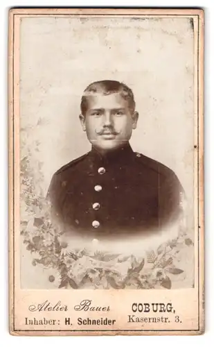 Fotografie Atelier Bauer, Coburg, Kasernstr. 3, Portrait Soldat in Uniform von Blumen eingerahmt