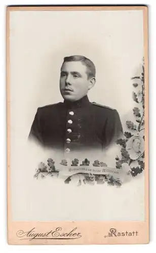 Fotografie August Escher, Rastatt, Portrait Soldat in Uniform nebst Eichenzweigen