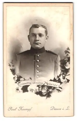 Fotografie Paul Kaempf, Dieuze, Kasernenstrasse, Portrait Soldat in Uniform von Blumen umgeben