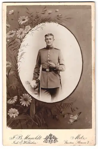 Fotografie Atelier Maroldt, Metz, Gartenstr. 7, Portrait Soldat in Uniform mit Bajonett, Blumenverzierung