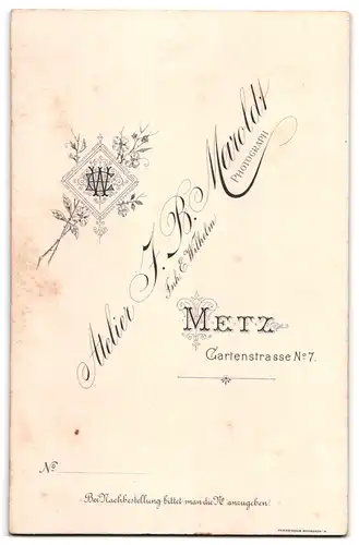 Fotografie Atelier Maroldt, Metz, Gartenstr. 7, Portrait Soldat in Uniform mit Bajonett, Blumenverzierung