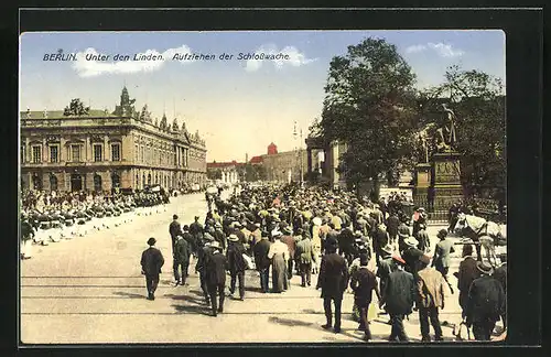 AK Berlin, Unter den Linden mit aufziehender Schlosswache