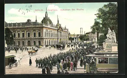 AK Berlin, aufziehende Wache am Zeughaus, Strassenbahn