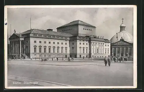 AK Berlin, Passanten vor der Staatsoper