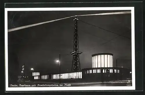 AK Berlin-Charlottenburg, Funkturm und Ausstellungshallen bei Nacht