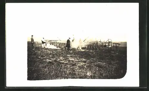 Foto-AK Soldaten untersuchen ein abgestürztes Flugzeug