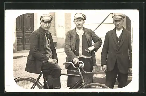 AK Arbeiter stehen mit einem Fahrrad auf der Strasse