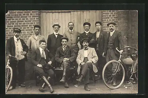 AK Männer mit zwei Fahrrädern, Gruppenbild