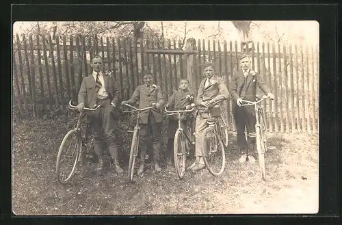AK Jungen und Männer stehen mit ihren Fahrrädern vor einem Zaun