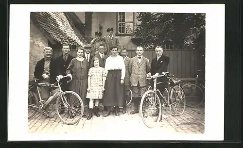 AK Gruppenbild einer Familie mit ihren Fahrrädern