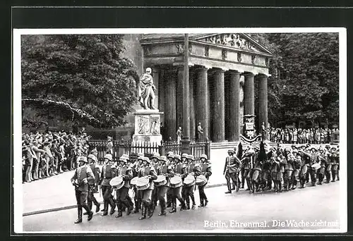 AK Berlin, Aufziehen der Wache am Ehrenmal