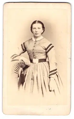 Fotografie Friedrich Berrer, Heilbronn, Deutschhofstr., Portrait junge Frau im hellen Kleid mit zurückgebundenen Haaren