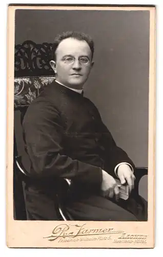 Fotografie R. Jarmer, Aachen, Portrait junger Pastor im Talar mit Brille