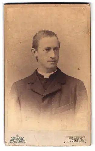 Fotografie Aug. Wilcken, Innsbruck, Rudolfstr. 1, Portrait Pfarrer im Talar mit Collar