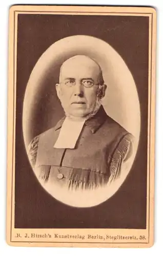 Fotografie B. J. Hirsch, Berlin, Steglitzerstr. 38, Portrait älterer Pastor im Talar mit Collar und Brille, Backenbart