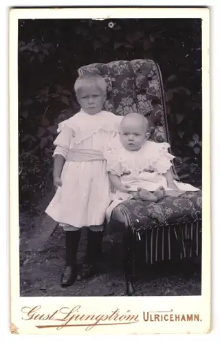 Fotografie Gust. Ljungström, Ulricehamn, Geschwisterchen in weissen Kleidern