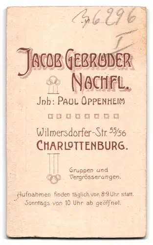 Fotografie Jacob Gebrüder, Charlottenburg, Wilmersdorferstrasse 55 /56, Gestandener Herr im feinen Zwirn
