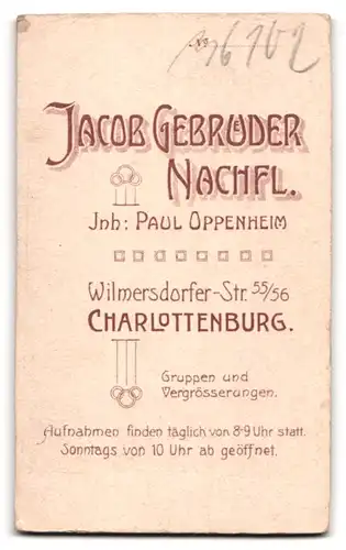 Fotografie Jacob Gebrüder, Charlottenburg, Wilmersdorferstrasse 55/56, Gestandene Dame im taillierten Kleid mit Pelzstola