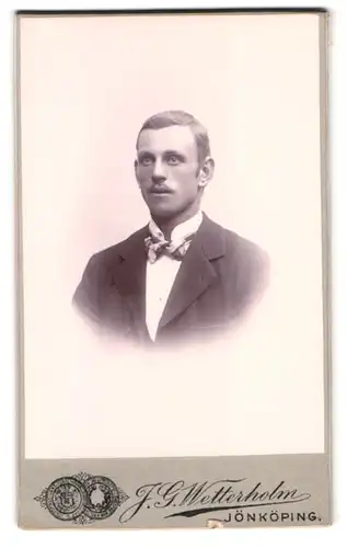 Fotografie J. G. Wetterholm, Jönköping, Junger Mann im feinen Zwirn