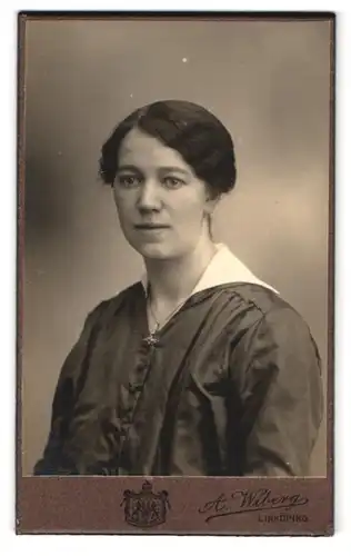 Fotografie A. Wiberg, Linköping, Bürgerliche Frau im schlichten Kleid